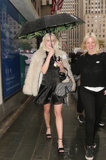 Zara Larsson feet photo thumbnail