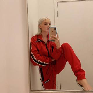 Zara Larsson feet photo thumbnail
