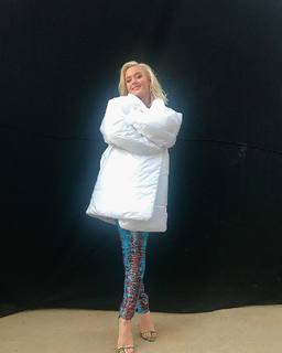 Zara Larsson feet photo thumbnail