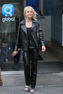 Zara Larsson feet photo thumbnail