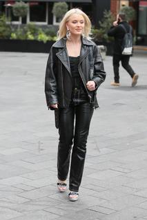 Zara Larsson feet photo thumbnail