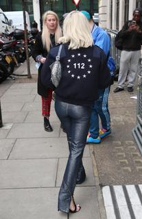Zara Larsson feet photo thumbnail