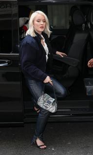 Zara Larsson feet photo thumbnail