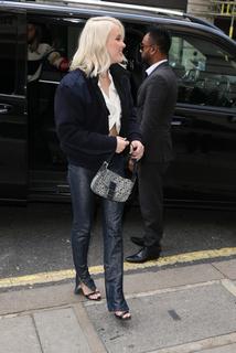 Zara Larsson feet photo thumbnail