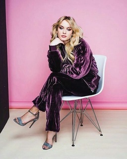 Zara Larsson feet photo thumbnail