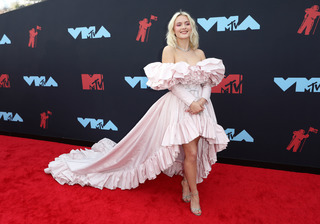 Zara Larsson feet photo thumbnail