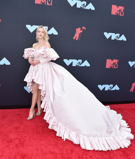 Zara Larsson feet photo thumbnail