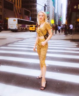 Zara Larsson feet photo thumbnail