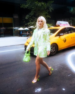 Zara Larsson feet photo thumbnail