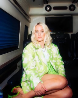 Zara Larsson feet photo thumbnail