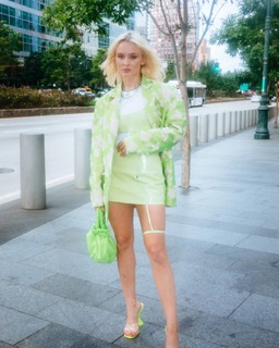 Zara Larsson feet photo thumbnail