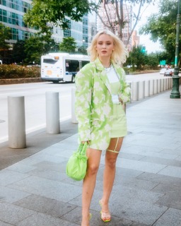Zara Larsson feet photo thumbnail