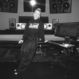 Zara Larsson feet photo thumbnail