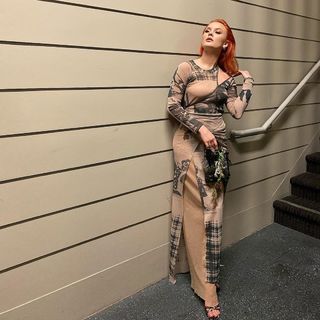 Zara Larsson feet photo thumbnail