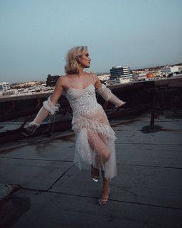 Zara Larsson feet photo thumbnail