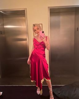 Zara Larsson feet photo thumbnail