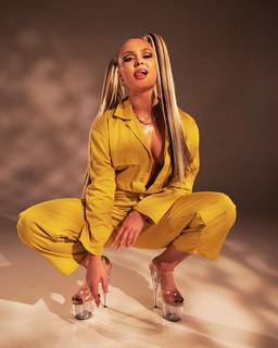 Zara Larsson feet photo thumbnail