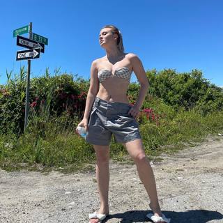 Zara Larsson feet photo thumbnail