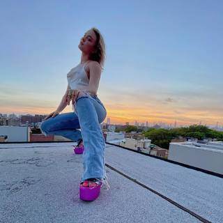 Zara Larsson feet photo thumbnail