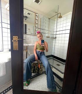 Zara Larsson feet photo thumbnail