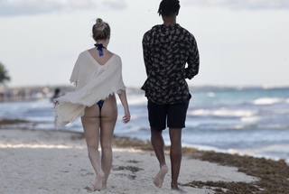 Zara Larsson feet photo thumbnail