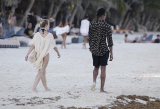 Zara Larsson feet photo thumbnail