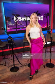 Zara Larsson feet photo thumbnail