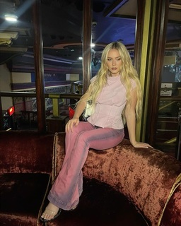 Zara Larsson feet photo thumbnail