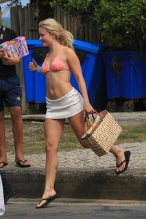 Zara Larsson feet photo thumbnail