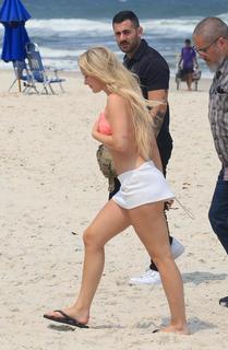 Zara Larsson feet photo thumbnail