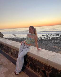 Zara Larsson feet photo thumbnail