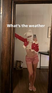 Zara Larsson feet photo thumbnail