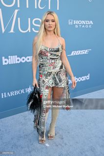 Zara Larsson feet photo thumbnail