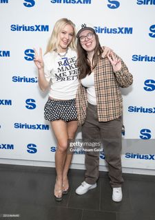 Zara Larsson feet photo thumbnail