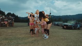 Zara Larsson feet photo thumbnail