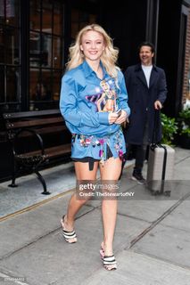 Zara Larsson feet photo thumbnail