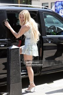 Zara Larsson feet photo thumbnail