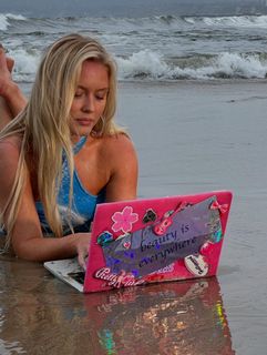 Zara Larsson feet photo thumbnail