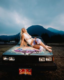 Zara Larsson feet photo thumbnail