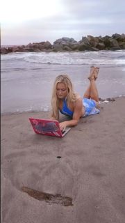 Zara Larsson feet photo thumbnail