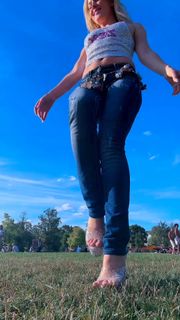 Zara Larsson feet photo thumbnail