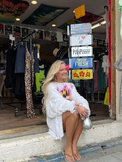 Zara Larsson feet photo thumbnail