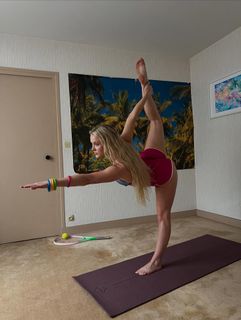 Zara Larsson feet photo thumbnail