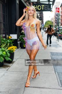 Zara Larsson feet photo thumbnail