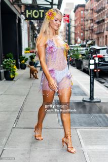 Zara Larsson feet photo thumbnail