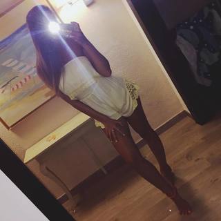 Zara McDermott feet photo 2