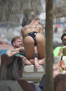 Zara McDermott feet photo 4