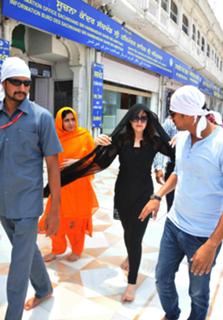 Zareen Khan feet photo thumbnail
