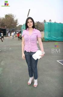Zareen Khan feet photo thumbnail