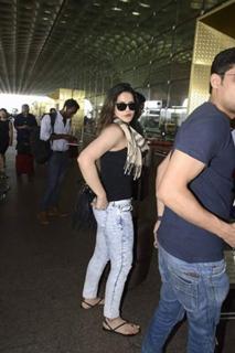 Zareen Khan feet photo thumbnail